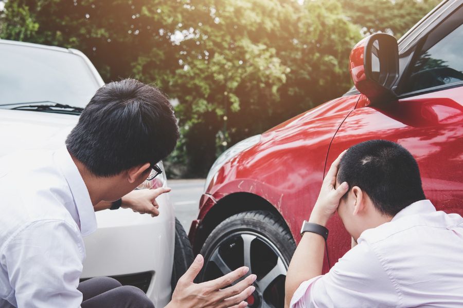 How to Deal With Insurance Companies After a Collision